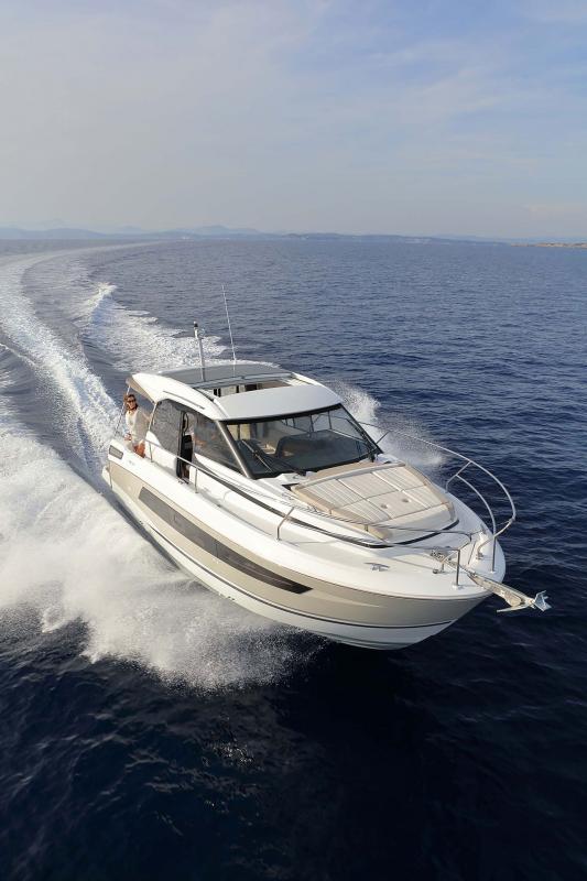 NC 33 │ NC of 11m │ Boat powerboat Jeanneau  10808