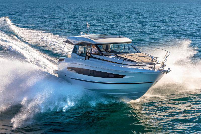 NC 37 │ NC of 12m │ Boat powerboat Jeanneau  24350
