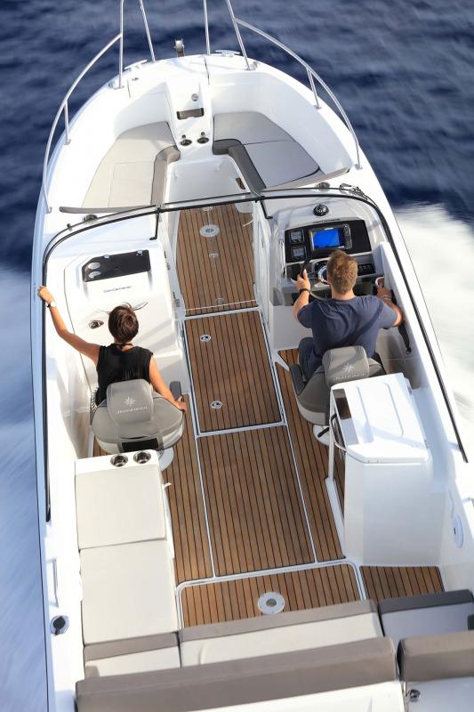 Cap Camarat 7.5 BR │ Cap Camarat Bow Rider of 8m │ Boat Moteurs JeanneauCap Camarat 7.5 BR 10493