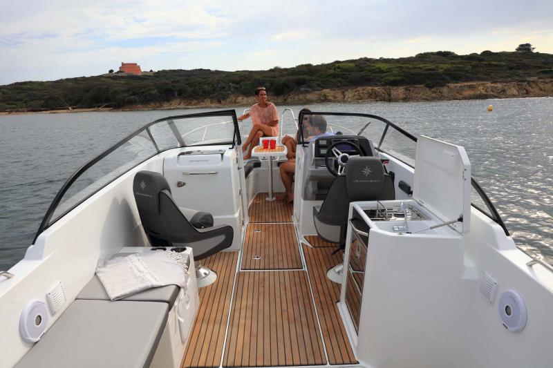 Cap Camarat 7.5 BR │ Cap Camarat Bow Rider of 8m │ Boat Moteurs JeanneauCap Camarat 7.5 BR 10521